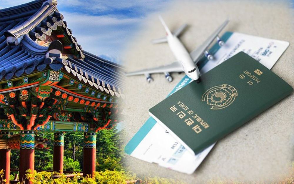 Hình ảnh biểu tượng một kiến trúc của Hàn Quốc vùng cuốn sổ hộ chiếu và vé máy bay
